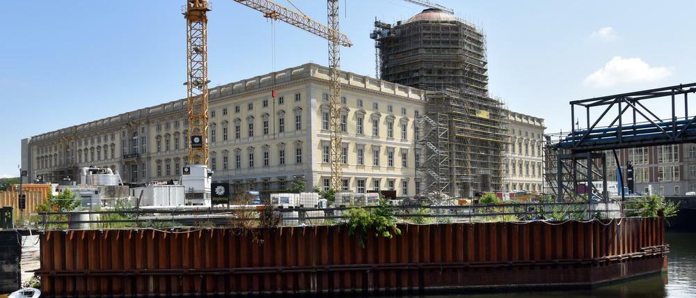 Das Schloss sieht von außen schon recht fertig aus, diese Aufnahme stammt aus dem Juli.