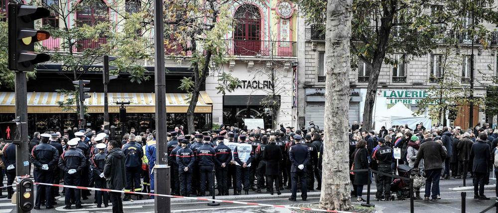 Regierungsmitglieder gedenken der Opfer des Anschlags auf das „Bataclan“.
