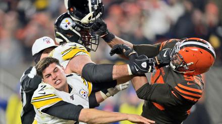 Gewalt im Sport. Clevelands Myles Garrett (r.) holt mit dem Helm seines Gegenspielers Rudolph aus.