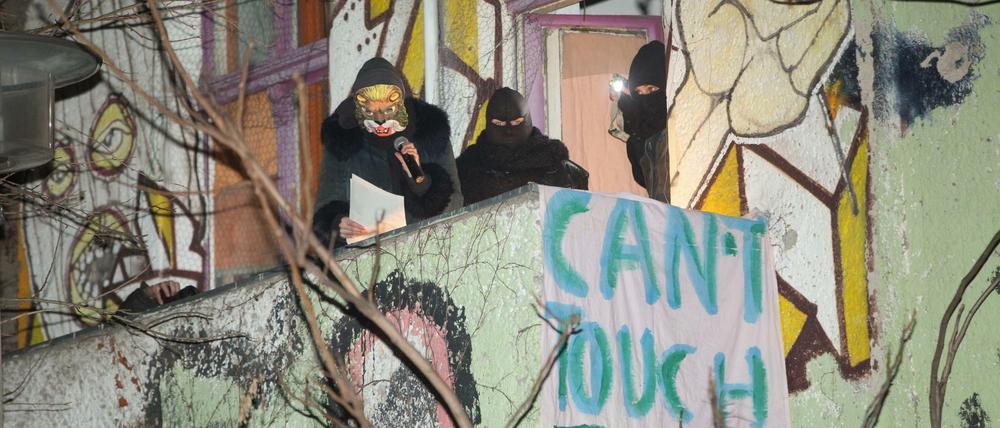 Vermummte Bewohner des Hauses Liebigstraße 34 geben 2016 eine Pressekonferenz in Berlin-Friedrichshain.