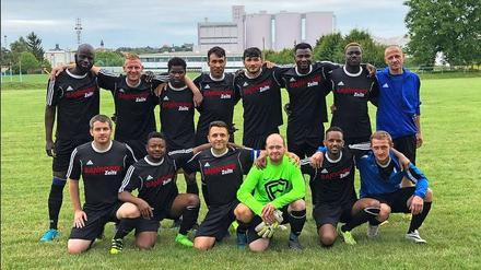 Ein Team aus zwölf Nationen. Momodou Jawara (links) spielt seit 2016 bei Blau-Weiß Grana. 
