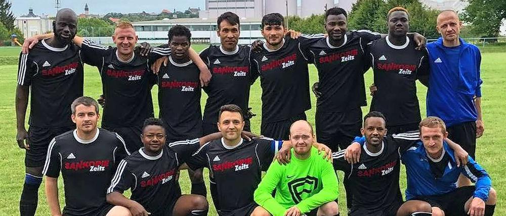 Ein Team aus zwölf Nationen. Momodou Jawara (links) spielt seit 2016 bei Blau-Weiß Grana. 