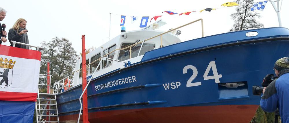 Polizeipräsidentin Barbara Slowik tauft das neue Boot der Berliner Wasserschutzpolizei auf den Namen „Schwanenwerder“.
