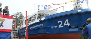 Polizeipräsidentin Barbara Slowik tauft das neue Boot der Berliner Wasserschutzpolizei auf den Namen „Schwanenwerder“. 