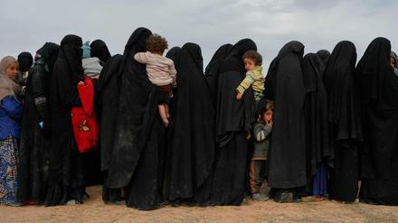 Frauen und Kinder, die aus dem letzten von der Terrormiliz Islamischer Staat (IS) besetzten Gebiet in Syrien evakuiert wurden, warten darauf untersucht zu werden.