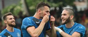 Albert Bunjaku bejubelt 2016 in Frankfurt das erste Tor der kosovarischen Länderspielgeschichte.
