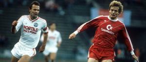 Beliebt. Bayerns früherer Star Søren Lerby (r.), hier in einem Bundesligaspiel gegen Frankfurts Charly Körbel.