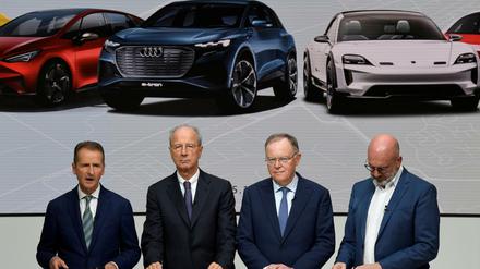 Volkswagen-Spitze. Volkswagen-Chef Herbert Diess (v.l.), Aufsichtsratsvorsitzender Hans Dieter Pötsch, Niedersachsens Ministerpräsident Stephan Weil (SPD) und Betriebsratschef Bernd Osterloh am Freitag in Wolfsburg. 