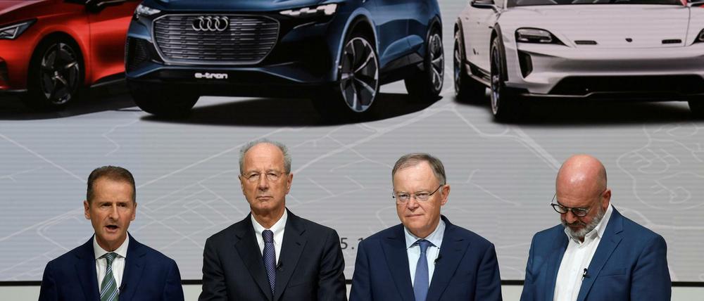 Volkswagen-Spitze. Volkswagen-Chef Herbert Diess (v.l.), Aufsichtsratsvorsitzender Hans Dieter Pötsch, Niedersachsens Ministerpräsident Stephan Weil (SPD) und Betriebsratschef Bernd Osterloh am Freitag in Wolfsburg.