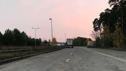 Die Gleise führen durch den Wald ins Gewerbegebiet hinein