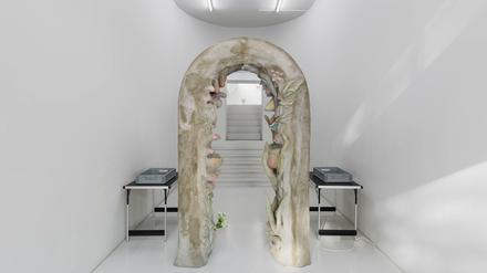 Das Smartphone bitte ablegen. Der Eingang in die Ausstellung „In Reflection We Rest“.
