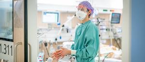 Das Deutsche Krankenhausinstitut rechnet derzeit mit mindestens 8000 unbesetzten Pflegestellen.