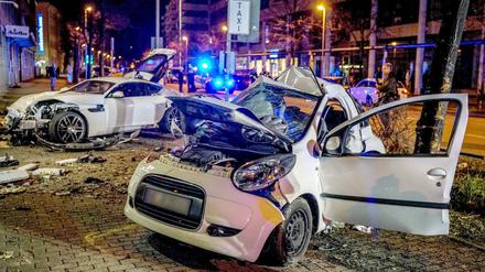 Die demolierten Wagen stehen an der Unfallstelle in Stuttgart.