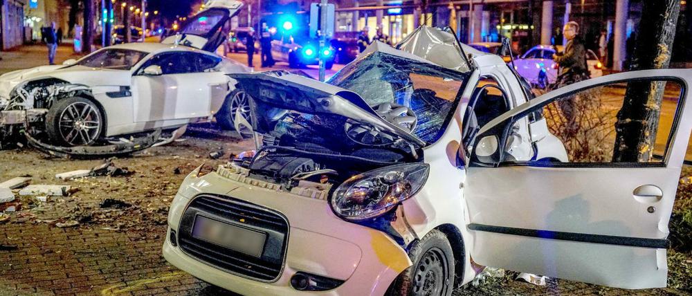 Die demolierten Wagen stehen an der Unfallstelle in Stuttgart.