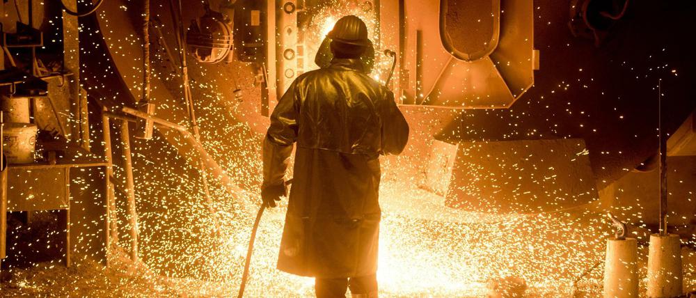 Ein Mitarbeiter in Schutzkleidung arbeitet auf dem Gelände der Salzgitter AG an einer Stahlpfanne.
