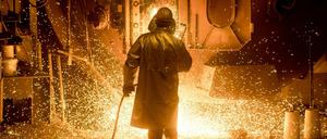 Ein Mitarbeiter in Schutzkleidung arbeitet auf dem Gelände der Salzgitter AG an einer Stahlpfanne.