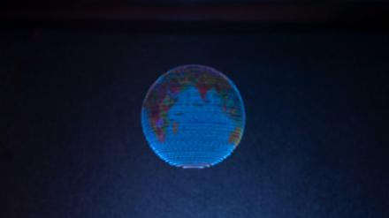 Mit einer neuartigen Hologramm-Technik haben Forscher der Universität Sussex einen - frei im Raum schwebenden - Globus dargestellt. 