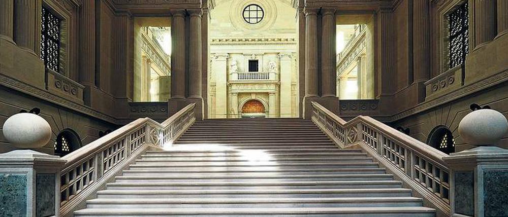 Herrschaftlich. Die zentrale Erschließungsachse – die Haupttreppe hinauf in das überkuppelte Vestibül – ist nach der Sanierung wiederhergestellt.