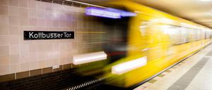 Eine U-Bahn der Linie 8 fährt in den Bahnhof Kottbusser Tor ein.