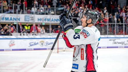 Schade drum. Leo Pföderl hatte zuletzt viel Grund zur Freude, jetzt fällt er aber verletzt aus.