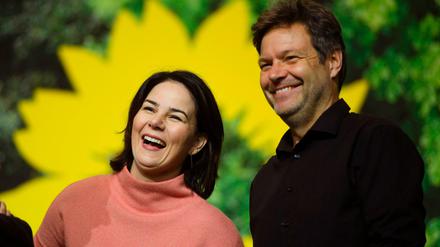 Die Grünen-Chefs Annalena Baerbock und Robert Habeck posieren in Bielefeld.
