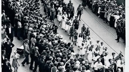 130 frisch verheiratete Paare der „Deutschen Christen“ (DC) auf einer Parade im August 1933 in Berlin. Spektakuläre Massenevents wie diese Massentrauung gab es viele, die völkische DC griff Bastionen der „alten Kirche“ an. 