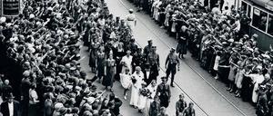 130 frisch verheiratete Paare der „Deutschen Christen“ (DC) auf einer Parade im August 1933 in Berlin. Spektakuläre Massenevents wie diese Massentrauung gab es viele, die völkische DC griff Bastionen der „alten Kirche“ an.