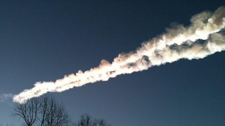 Kondensstreifen des Meteoriten, der 2013 nahe der russischen Stadt Tscheljabinsk einschlug.