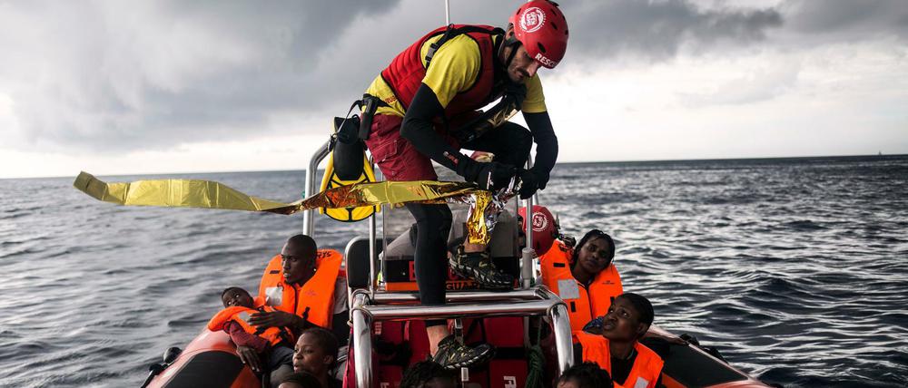 Die Seenotrettung im Mittelmeer ist ein Thema, das die Medien häufig beschäftigt. Viele Berliner meinen jedoch, es werde zu viel über Geflüchtete berichtet. 