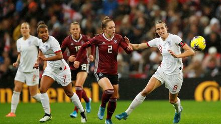 Sophia Kleinherne und Jill Scott (rechts) spielten in Wembley vor einer außergewöhnlichen Kulisse. 