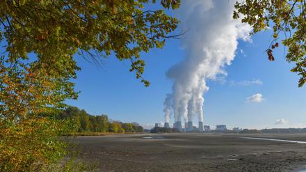 Wasserdampf steigt aus den Kühltürmen des Braunkohlekraftwerkes Jänschwalde der Lausitzer Energie Bergbau AG (LEAG).