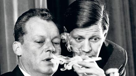 Auf Godesberg folgten die goldenen Jahre der SPD - mit den Kanzlern Brandt (links) und Schmidt.