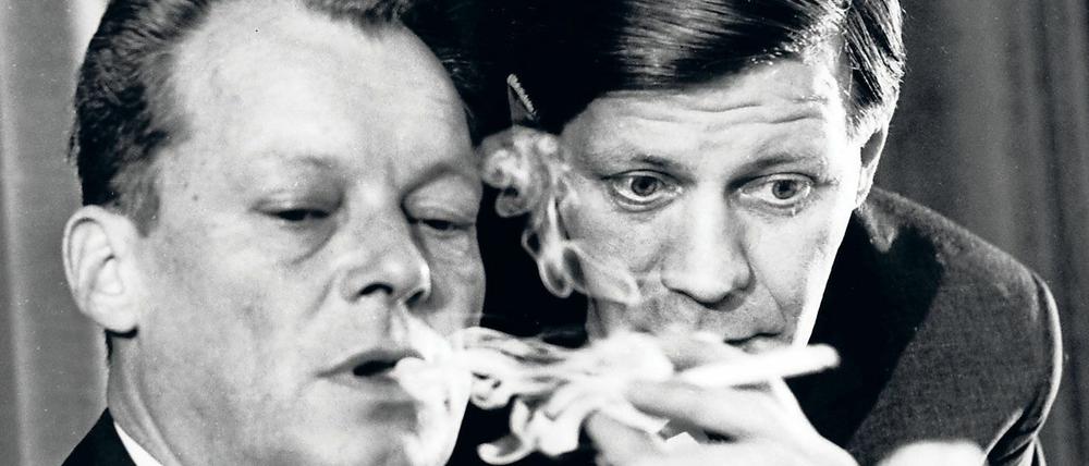 Auf Godesberg folgten die goldenen Jahre der SPD - mit den Kanzlern Brandt (links) und Schmidt.