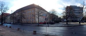 Alt- und Neubau vom Rathaus Zehlendorf an der Kirchstr. in Berlin-Zehlendorf.
