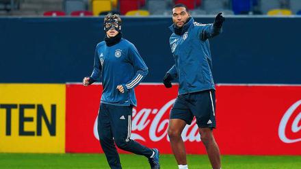 Hoffnungsvoller Maskenmann. Herthas Niklas Stark (links) hofft am Samstag im Länderspiel gegen Weißrussland auf seine ersten Minuten in der Nationalmannschaft – dann wahrscheinlich neben Abwehrkollege Jonathan Tah.