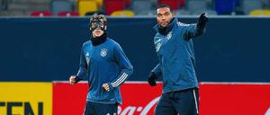 Hoffnungsvoller Maskenmann. Herthas Niklas Stark (links) hofft am Samstag im Länderspiel gegen Weißrussland auf seine ersten Minuten in der Nationalmannschaft – dann wahrscheinlich neben Abwehrkollege Jonathan Tah.