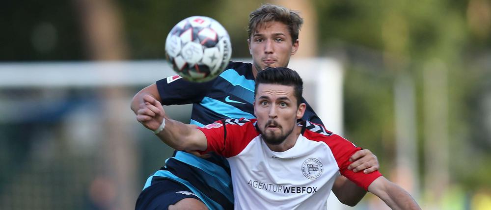 Große Hertha, kleine Hertha: Marc Zellner (vorne) und seine Zehlendorfer kennen sich mit Stadtduellen wie hier im Freundschaftsspiel gegen Hertha BSC und Niklas Stark aus.