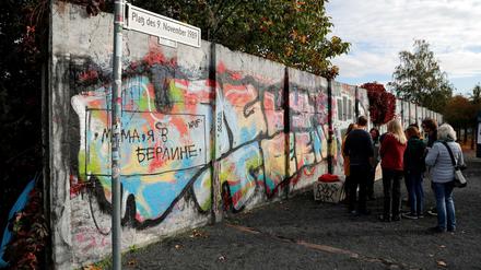Nur noch Erinnerungsstücke: Mauerreste am Platz des 9. November an der Bornholmer Straße.