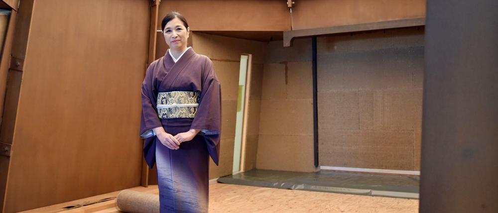 Nobuko Socho Sugai-Baumgarten vom Chado Urasenke Teeweg-Verein Berlin ist eine derjenigen, die im Teehaus für die Zubereitung des Tees zuständig sein werden.