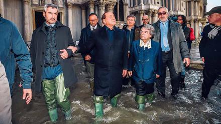 Forza-Italia-Chef und Ex-Ministerpräsident Silvio Berlusconi (M.) zeigt sich mit Venedigs Bürgermeister Luigi Brugnaro (2. Reihe, M.), Renato Brunetta (3. v. r.), ebenfalls Forza Italia, und Oppositionsführer Nicola Pellicani (dahinter, mit Brille) auf dem Markusplatz. 