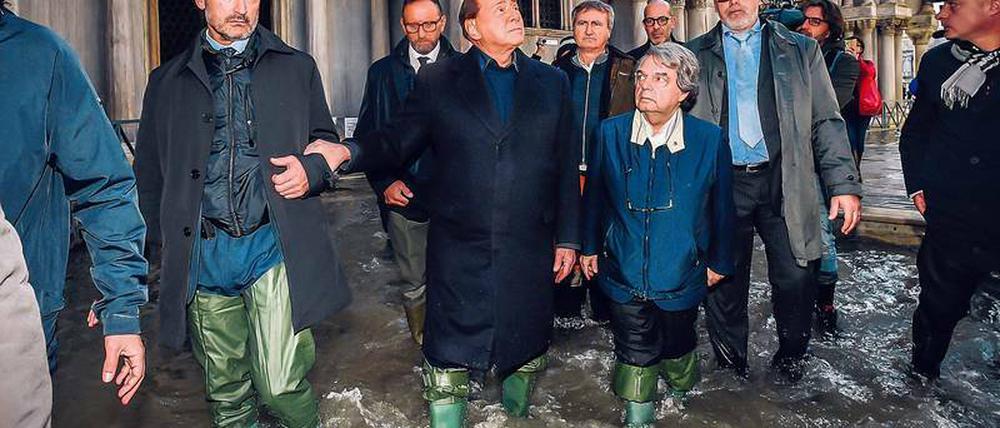 Forza-Italia-Chef und Ex-Ministerpräsident Silvio Berlusconi (M.) zeigt sich mit Venedigs Bürgermeister Luigi Brugnaro (2. Reihe, M.), Renato Brunetta (3. v. r.), ebenfalls Forza Italia, und Oppositionsführer Nicola Pellicani (dahinter, mit Brille) auf dem Markusplatz.