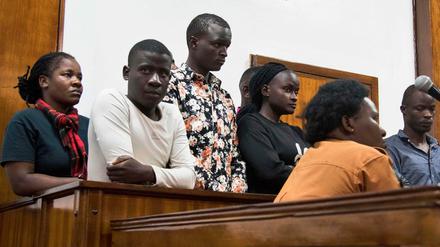 Mitglieder der LGBT-Community stehen in Kampala vor Gericht, nachdem sie in einer queerfreundlichen Bar festgenommen wurden. 