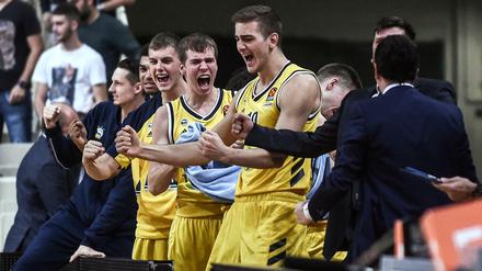 Jawollja: Alba Berlins Bank freut sich über den zweiten Sieg der Euroleague-Saison.