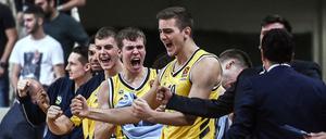 Jawollja: Alba Berlins Bank freut sich über den zweiten Sieg der Euroleague-Saison.