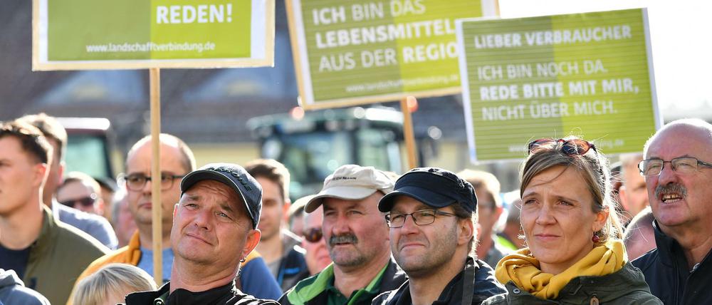 Thüringer Landwirte beteiligen sich an der bundesweiten Protestaktion "Land schafft Verbindung" gegen ein geplantes Agrarpaket der Bundesregierung.