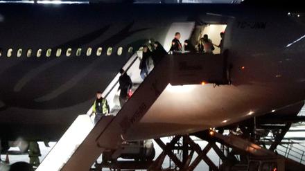 Die aus der Türkei abgeschoben Familie wird am Flughafen Tegel von der Polizei in Empfang genommen.