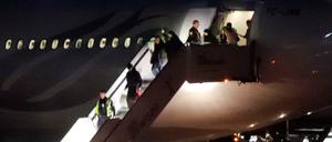 Die aus der Türkei abgeschoben Familie wird am Flughafen Tegel von der Polizei in Empfang genommen.