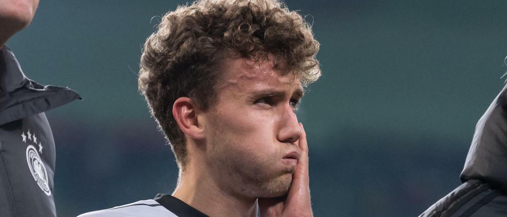 Das tat weh. Luca Waldschmidt kurz nach seiner im Spiel erlittenen Verletzung.