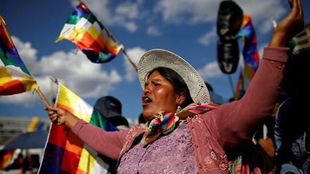 Eine Anhängerin des gestürzten Präsidenten demonstriert in Cochabamba.