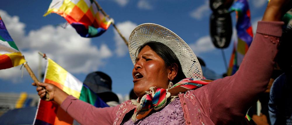 Eine Anhängerin des gestürzten Präsidenten demonstriert in Cochabamba.